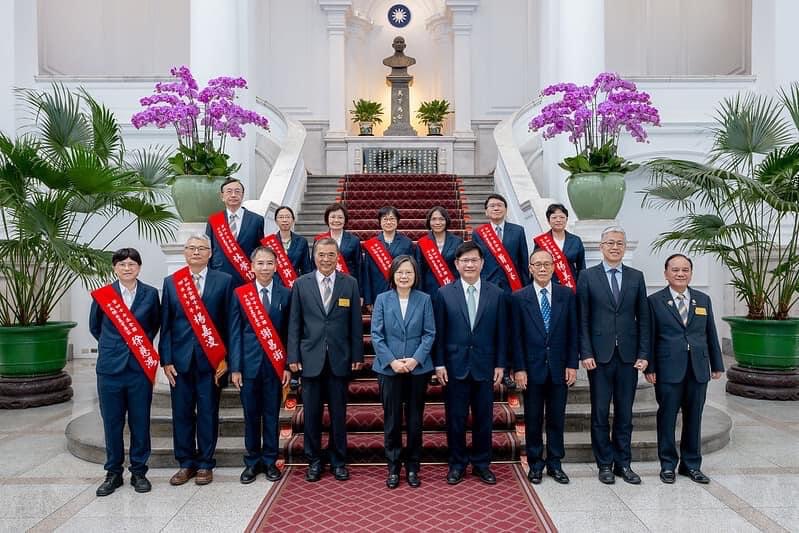 恭喜本系許如君主任及蕭旭峰教授，接受總統接見「全國十大傑出農業專家」